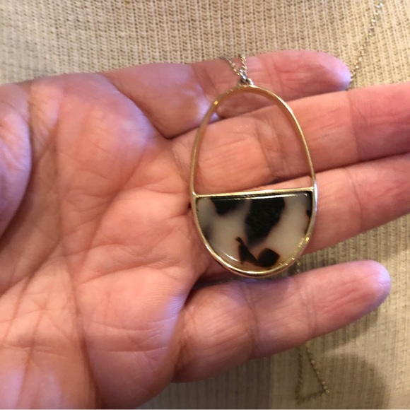 GORGEOUS Loft Necklace long gold tone chain with oval pendant faux tortoise - Picture 7 of 11